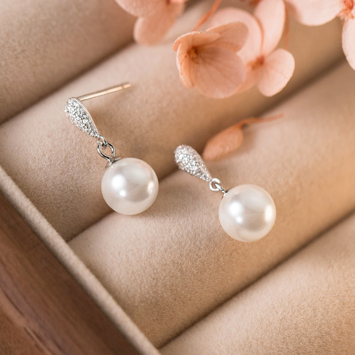 Luxyin S925 Silver Sparkling Teardrop Pearl Stud Earrings