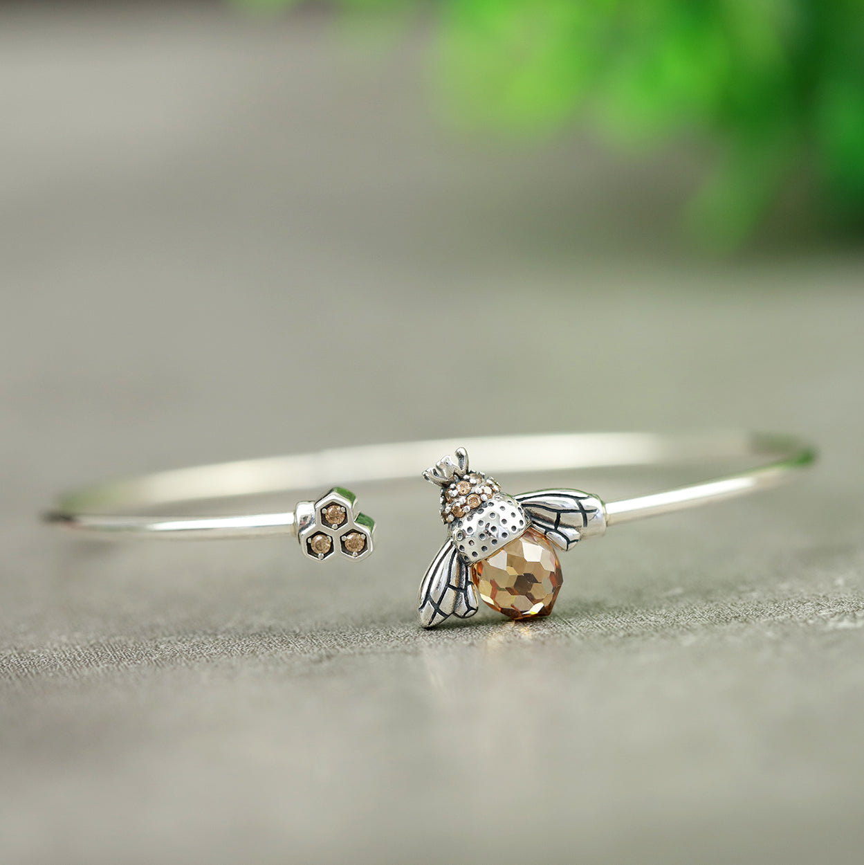 Lovely Bee Kiss Bangle