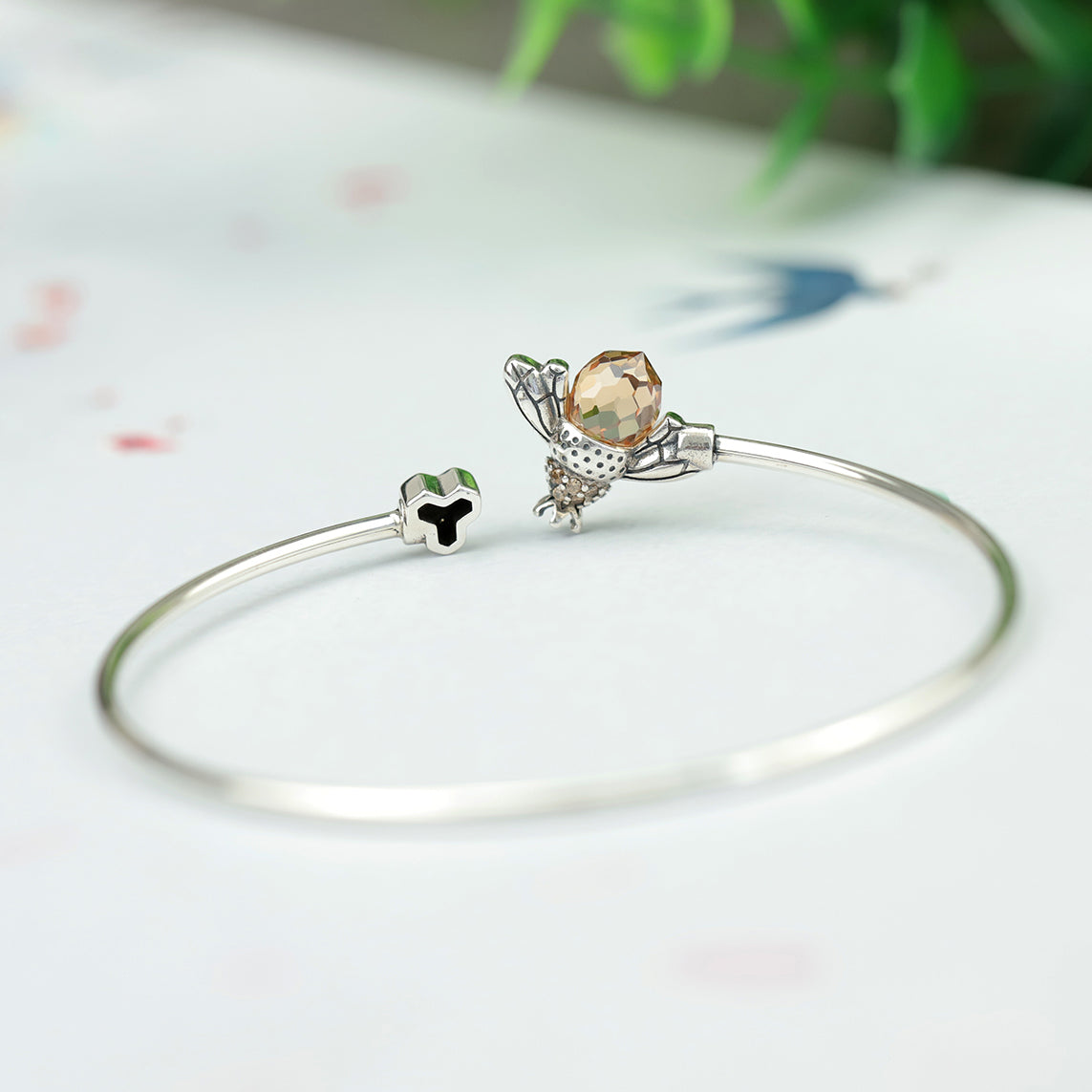 Lovely Bee Kiss Bangle