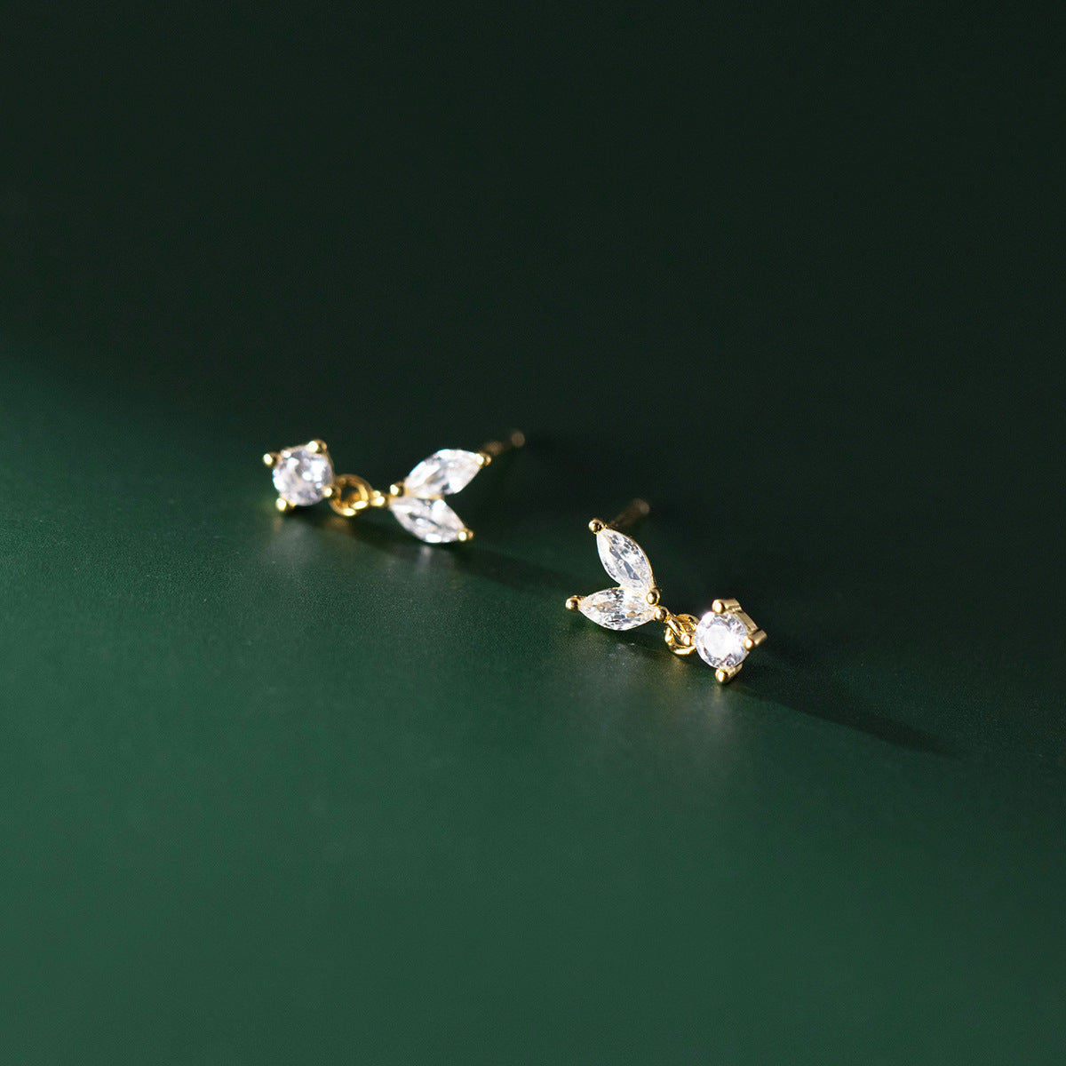 Luxyin S925 Silver Leaf Stud Earrings - Sparkly & Sweet 💎