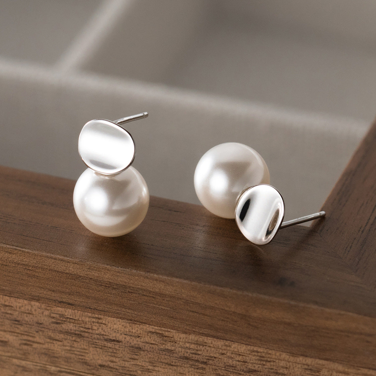 Luxyin S925 Sterling Silver Pearl Curve Stud Earrings