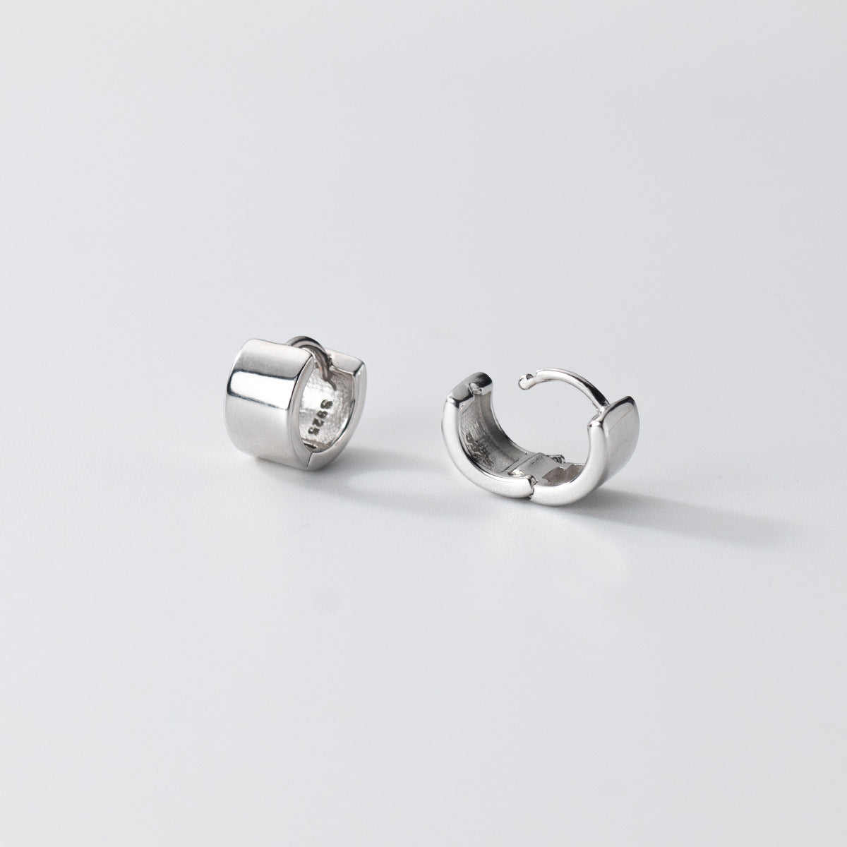 Luxyin Sterling Silver Circle Ear Cuff: Effortless Elegance ✨
