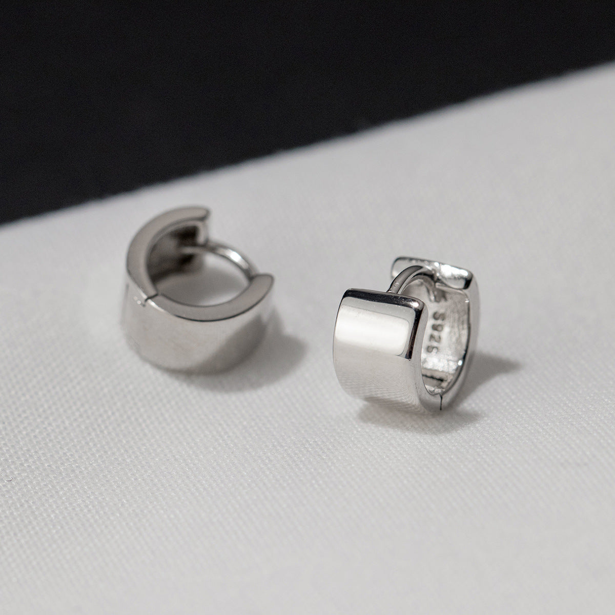 Luxyin Sterling Silver Circle Ear Cuff: Effortless Elegance ✨