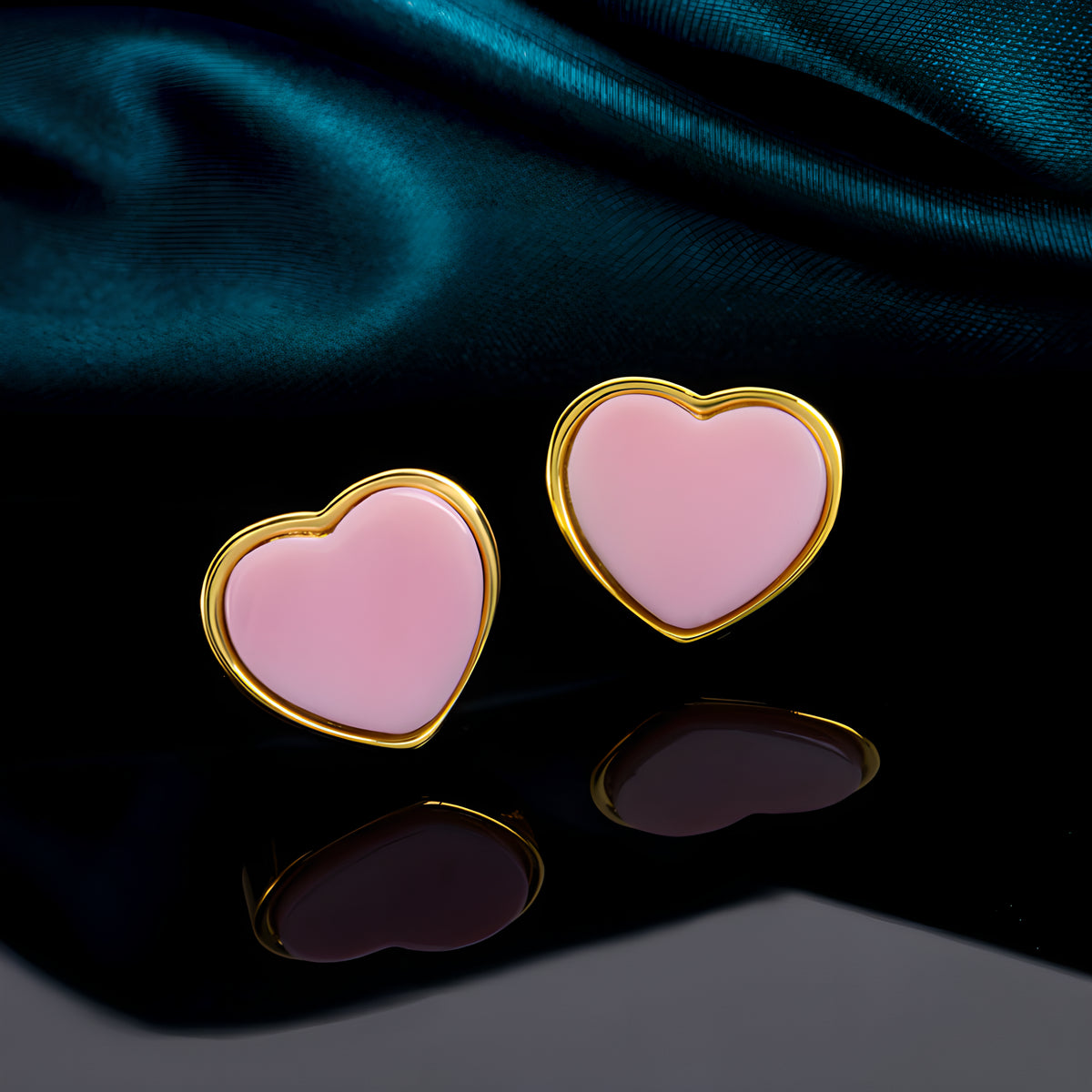 Natural Queen Conch Heart Stud Earrings