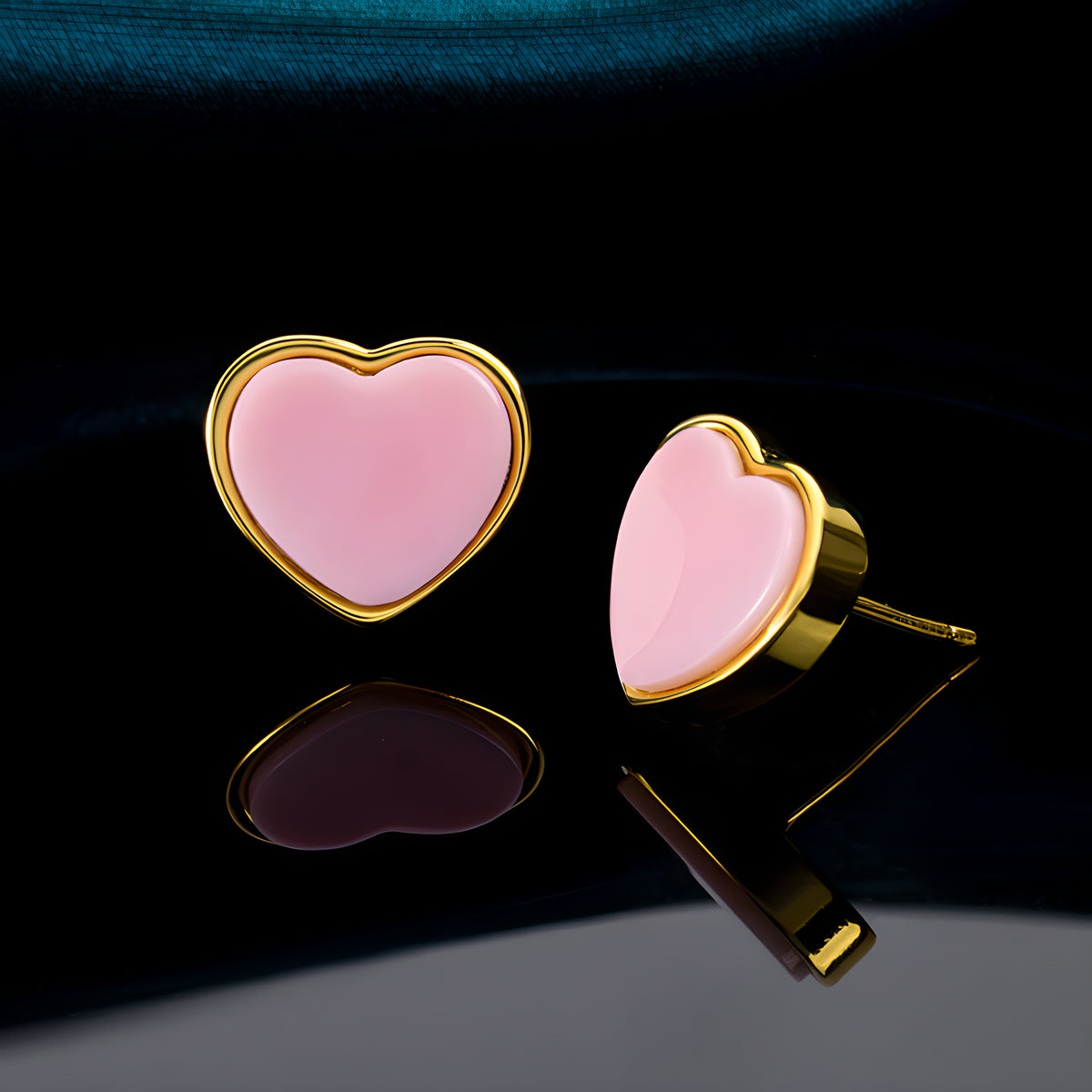 Natural Queen Conch Heart Stud Earrings