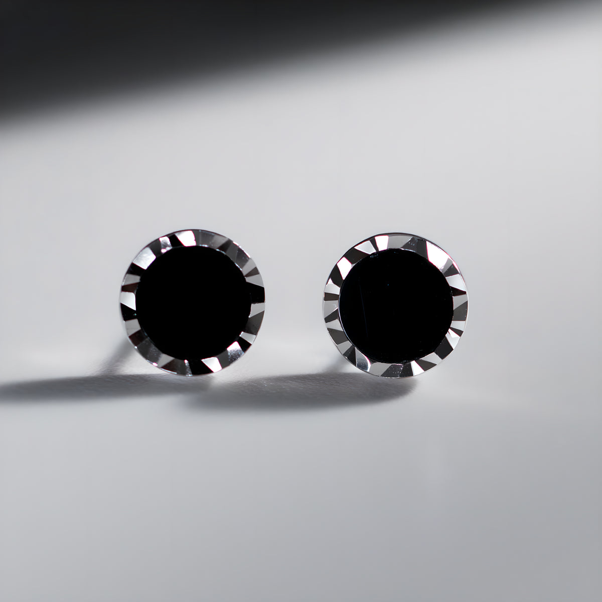 S925 Silver Carved Edge Round Synthetic Black Onyx Stud Earrings