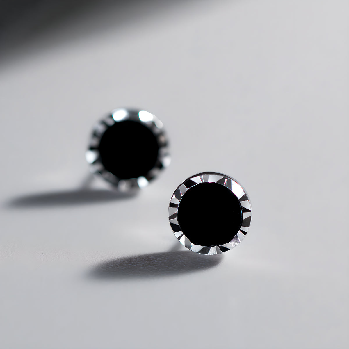 S925 Silver Carved Edge Round Synthetic Black Onyx Stud Earrings
