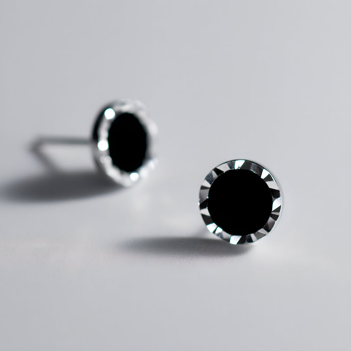 S925 Silver Carved Edge Round Synthetic Black Onyx Stud Earrings