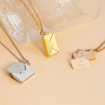 Collar con medallón de sobre Love You