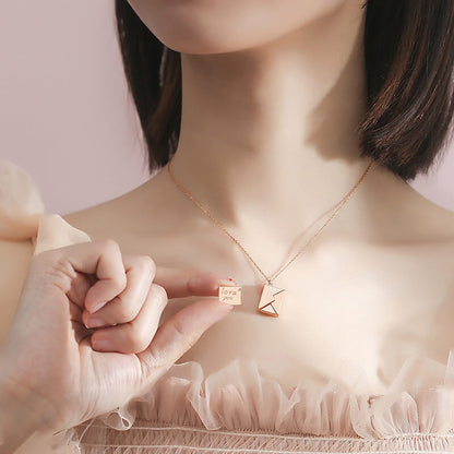 Collar con medallón de sobre Love You