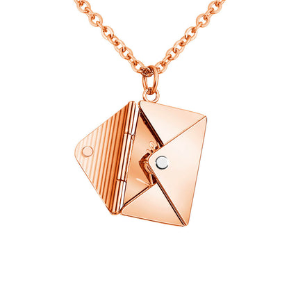 Collar con medallón de sobre Love You