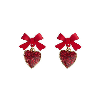 Aretes de corazón con lazo rojo
