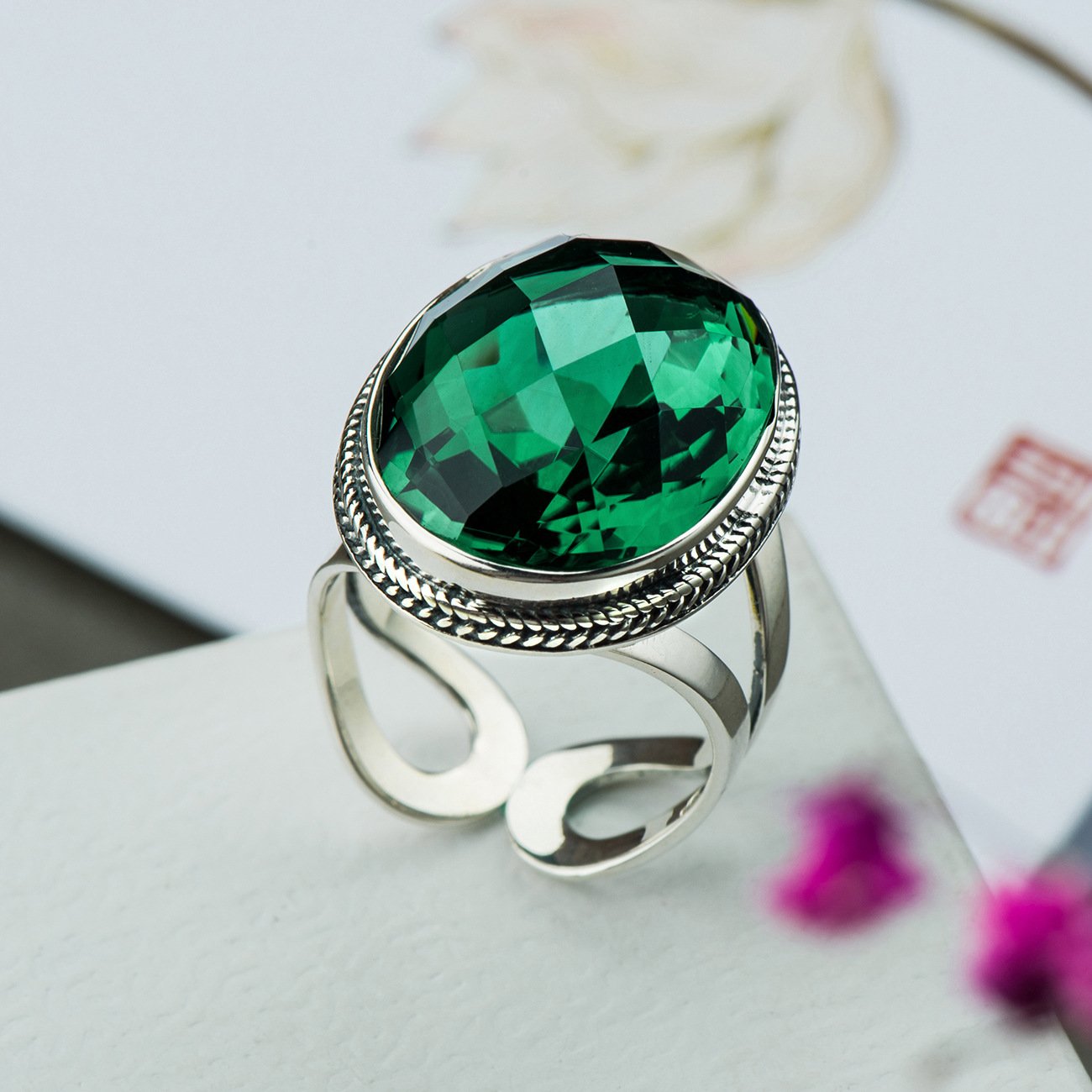 Precioso anillo ajustable de cristal verde 