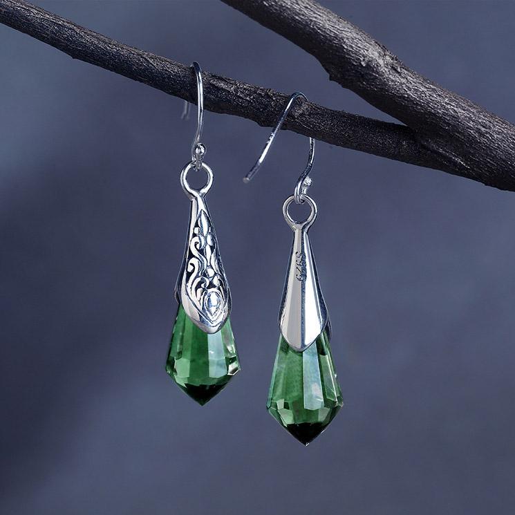 Delicados pendientes colgantes de cristal verde