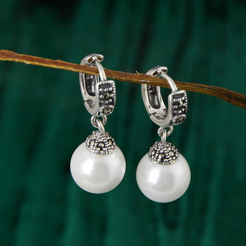 Aretes colgantes hechos a mano con perlas naturales y plata