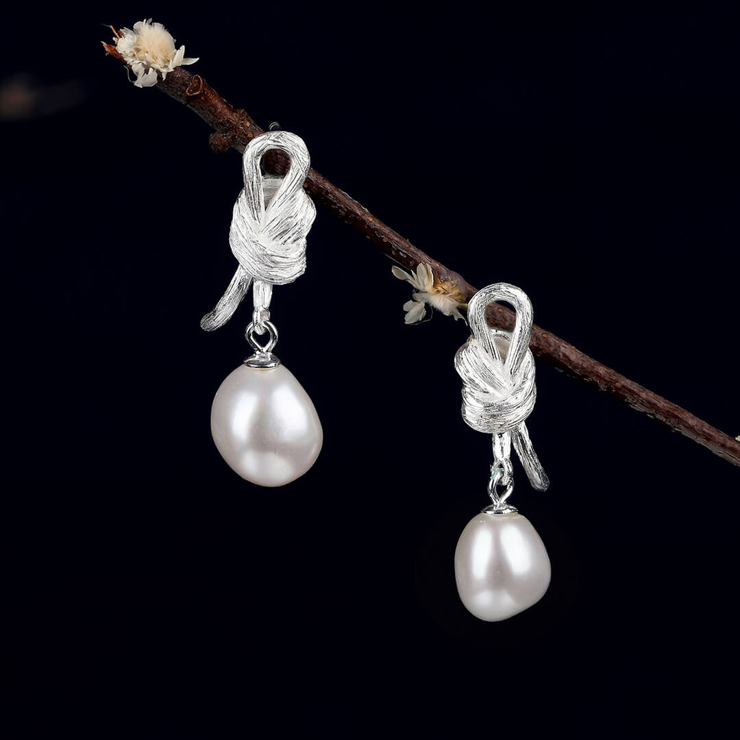 Aretes de plata con lazo y perla de agua dulce