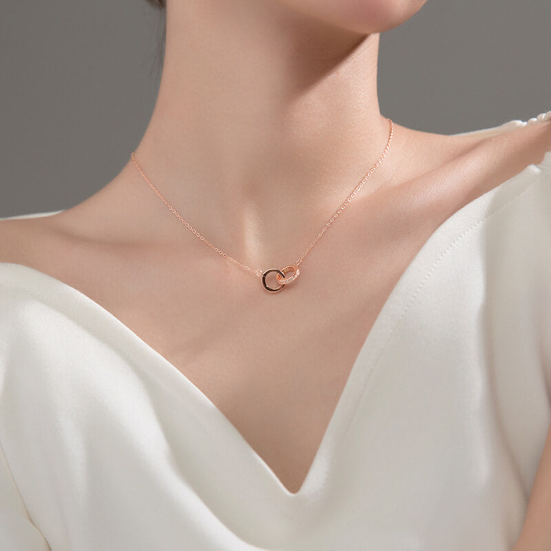 Elegante collar de doble círculo.