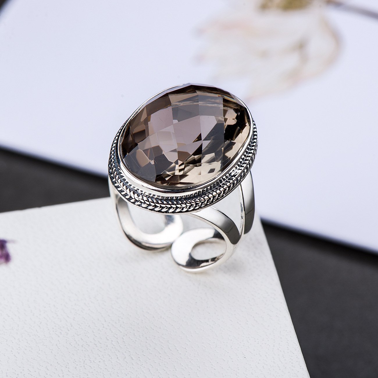 Precioso anillo ajustable de cristal Tawny