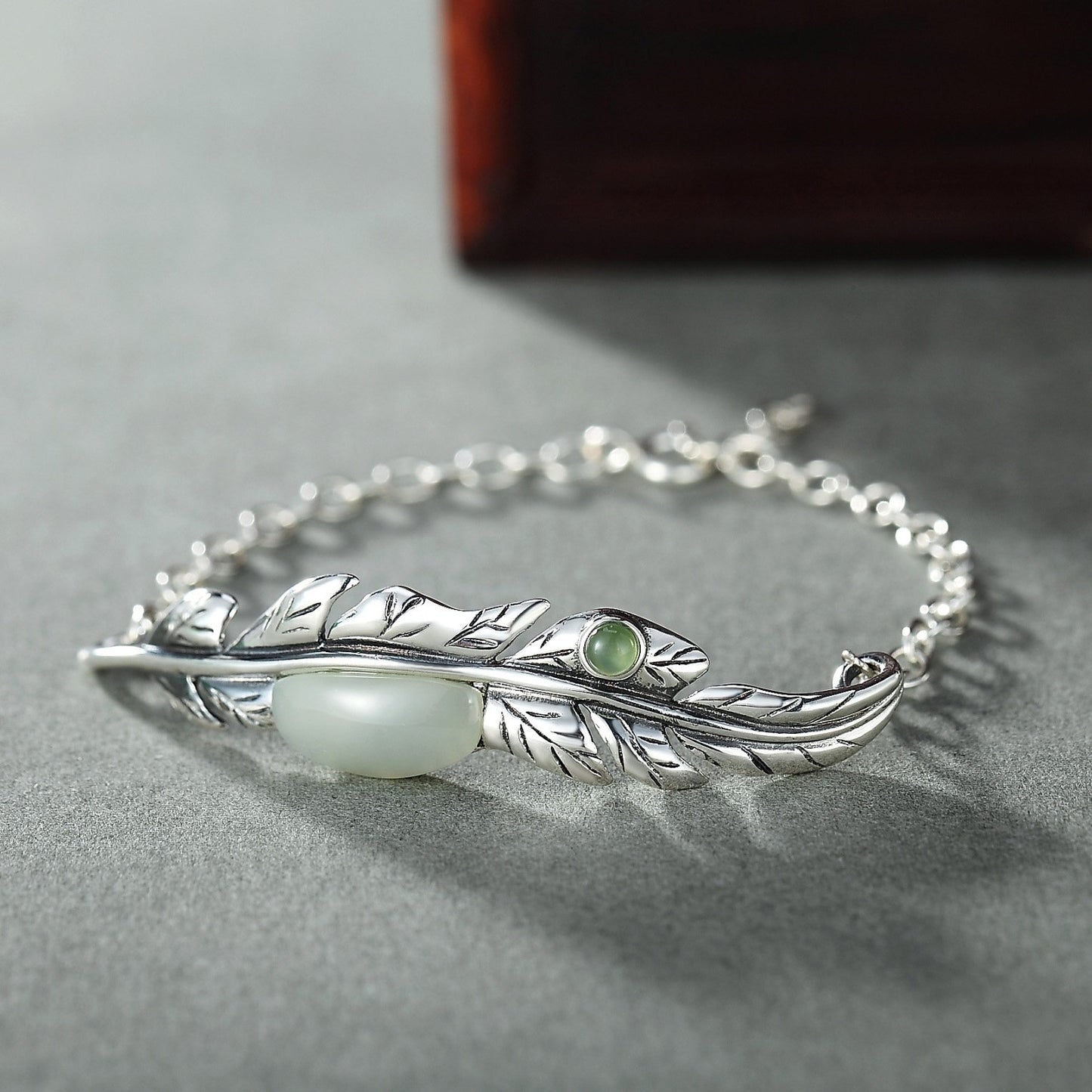 Elegante pulsera de plata de jade con plumas