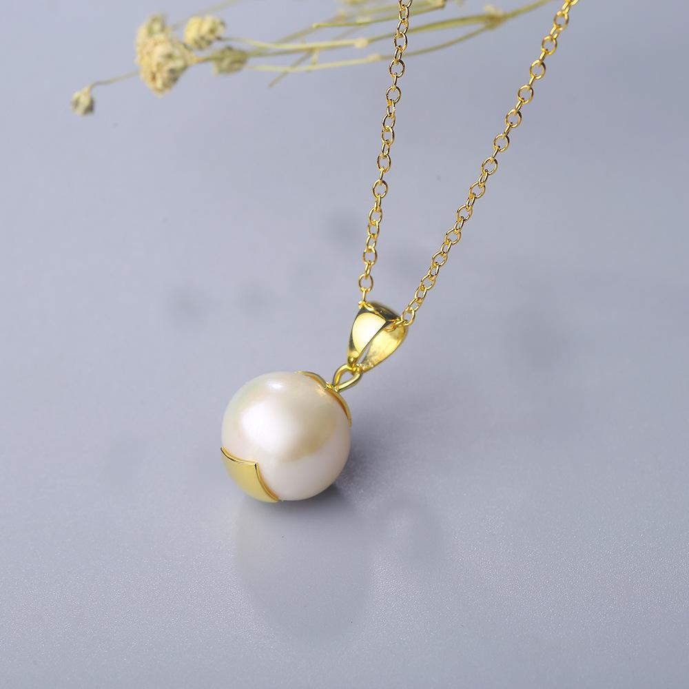 Delicado collar de perlas naturales