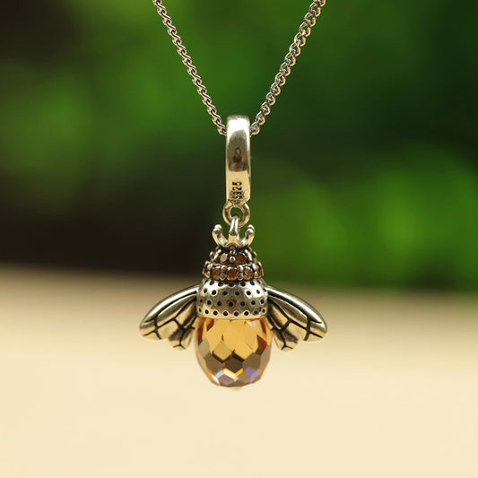 Lovely Bee Kiss Pendant With Chain