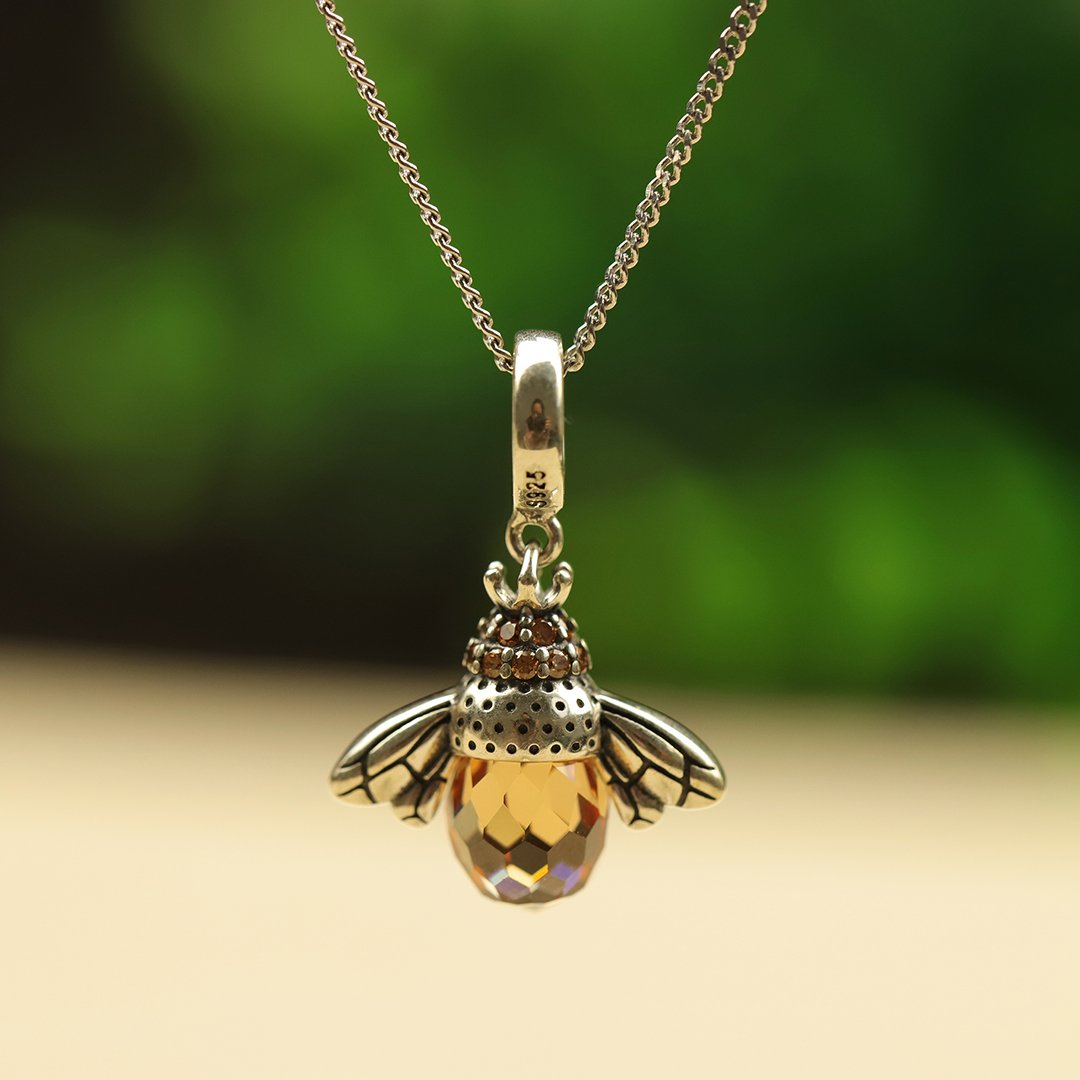 LUXYIN Lovely Bee Kiss Necklace, Zircon Chain Pendant for Women