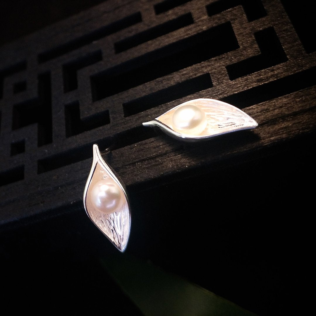 Aretes de plata con perlas de hoja 