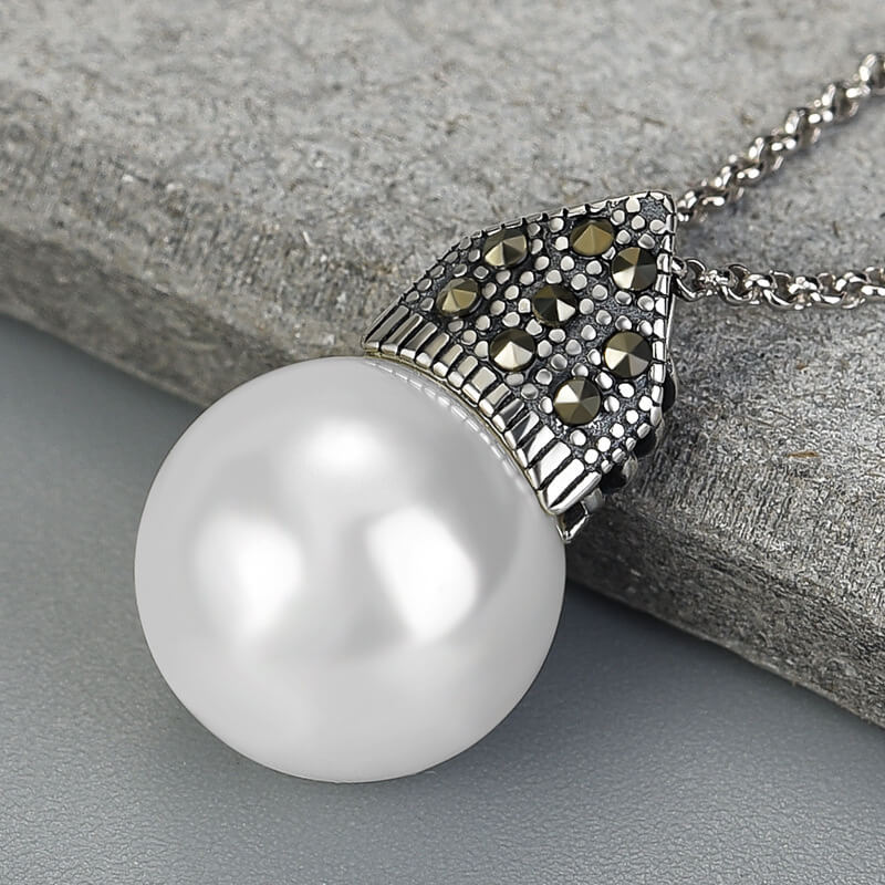 Luxyin Natural Mother of Pearl Necklace, Natural Pearl Pendant Chain