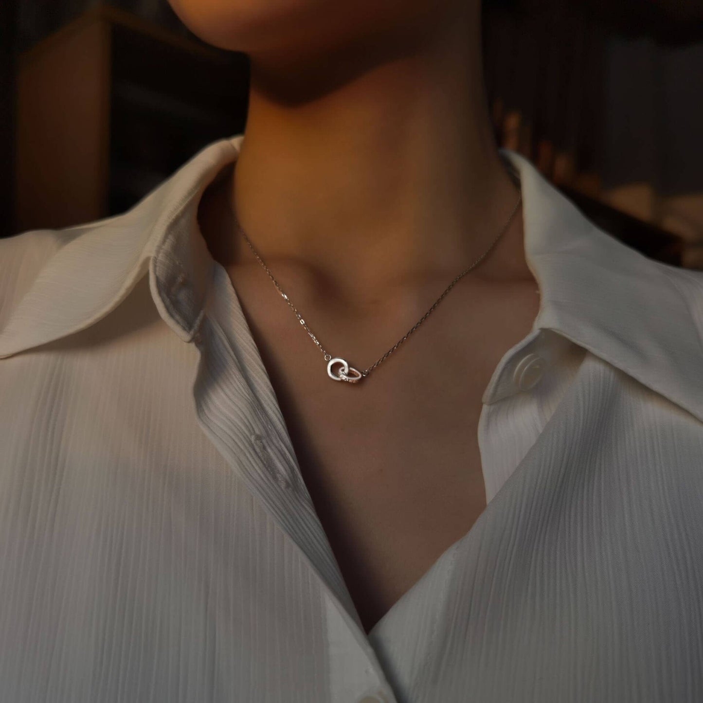 Elegante collar de doble círculo.