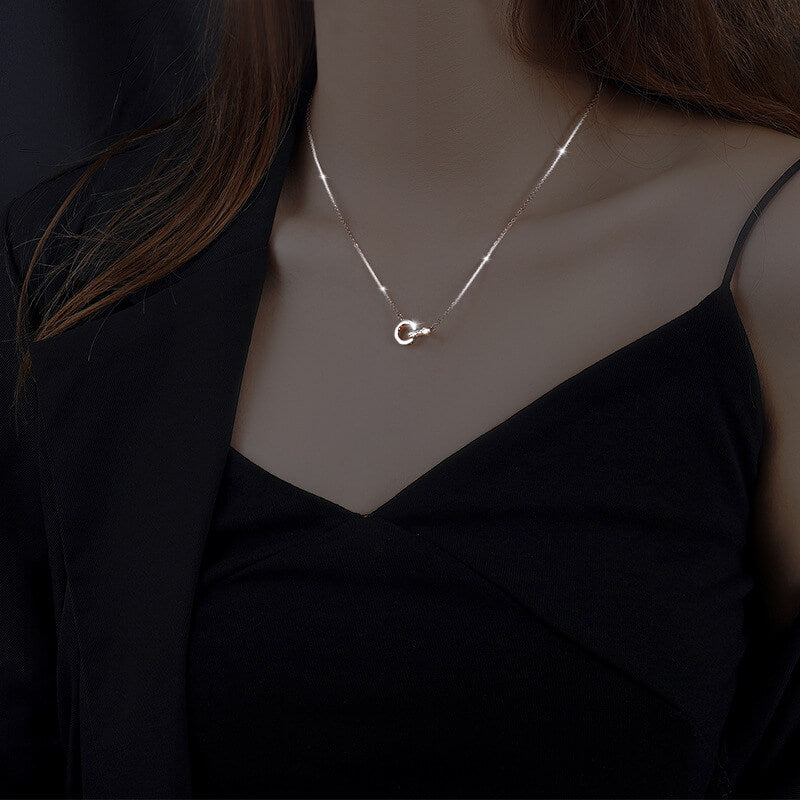 Elegante collar de doble círculo.