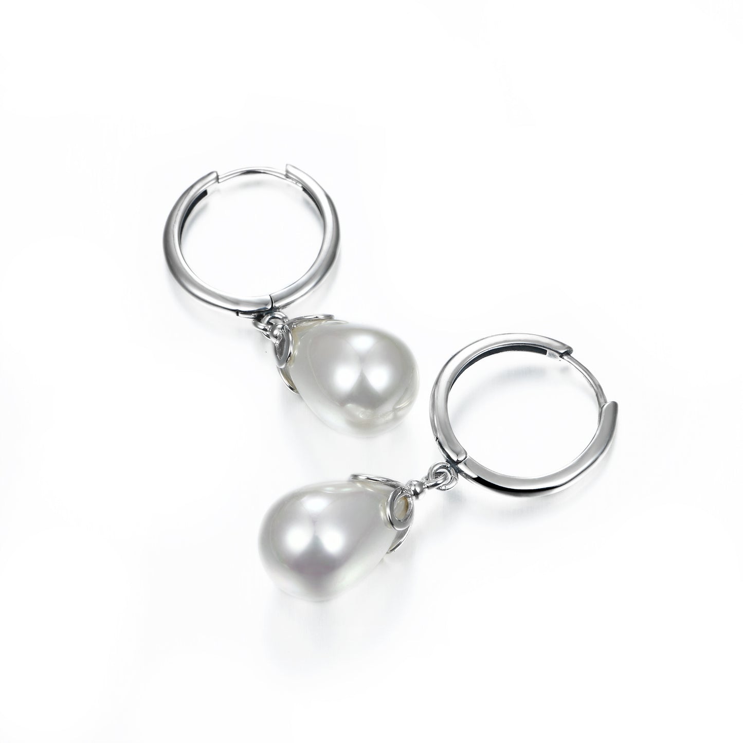 Aretes colgantes de perlas con gotas de agua suaves