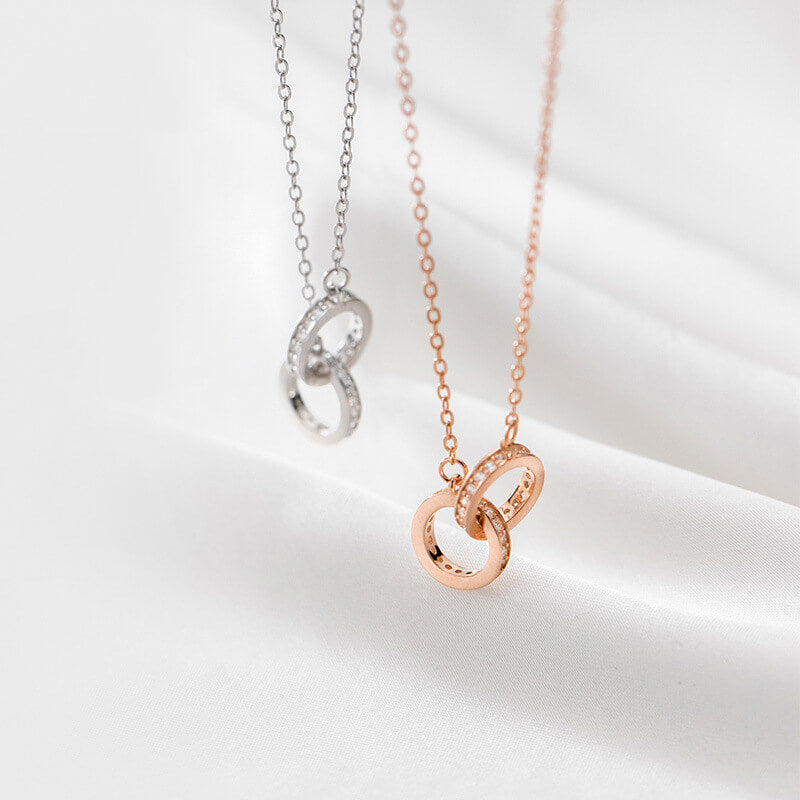 Elegante collar de doble círculo.
